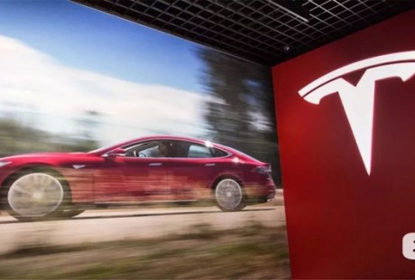 特斯拉深夜以110公里時(shí)速無人駕駛！