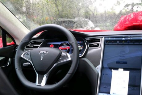 特斯拉車主：自動(dòng)駕駛系統(tǒng)成功地避免了一場事故