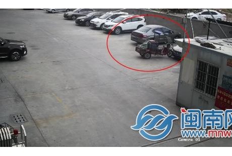 快遞小哥下車送件,無人駕駛?cè)嗆嚮凶矊汃R!