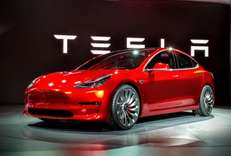 特斯拉Model 3首批國內(nèi)交付 明年或?qū)崿F(xiàn)完全自動駕駛