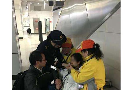 女子昏厥轎車無人駕駛,油罐車司機沖下用身體攔截!