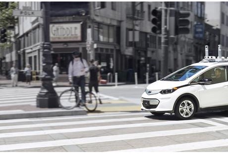 通用無人駕駛汽車被警察叫停開罰單,原因離行人太近!