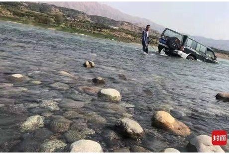 男子金沙江畔春游觀景，愛車無人駕駛“游入”江中！