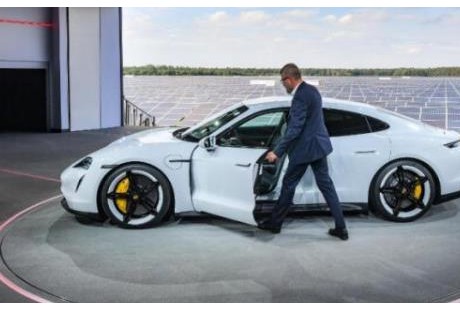 從保時(shí)捷 Taycan 說起：性能車是否天生與自動(dòng)駕駛八字相克？