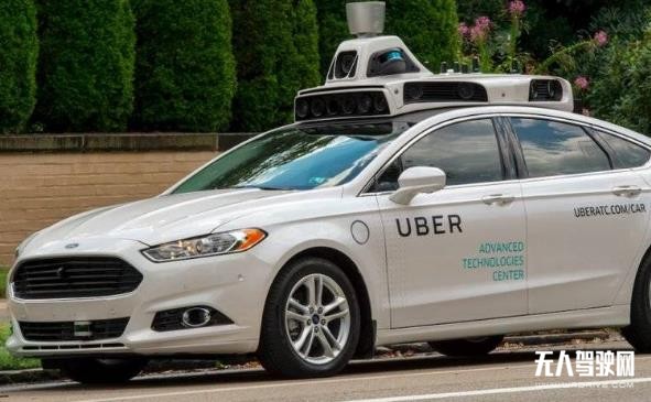 站在十字路口的無人駕駛出租車，落地不容易