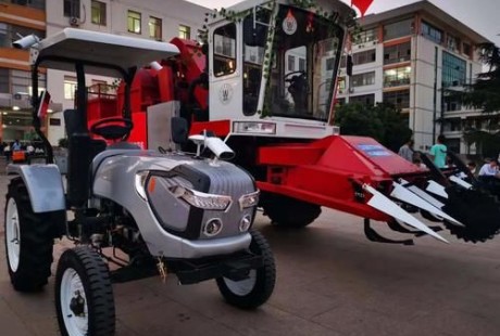 硬核！北斗導(dǎo)航無人駕駛拖拉機(jī)亮相青農(nóng)大迎新晚會