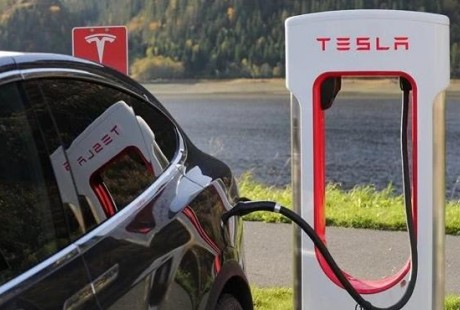 特斯拉正式推送V10車(chē)機(jī)系統(tǒng) 多項(xiàng)升級(jí) 自動(dòng)駕駛可識(shí)別雙實(shí)線