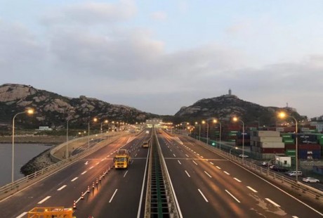 國(guó)內(nèi)首座試點(diǎn)無(wú)人駕駛橋梁！東海大橋監(jiān)控設(shè)施升級(jí) 助力洋山港智能集卡演示