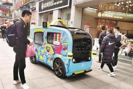 招手即停，無人駕駛售貨小車駛上武漢街頭