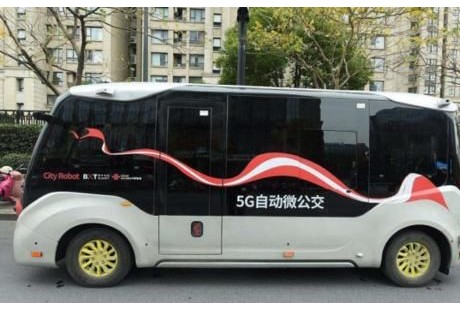 無人駕駛來了!國內首輛公交,自動靠站,禮讓行人,表現很乖也很棒