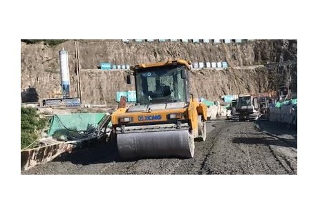 場面超燃！徐工無人駕駛壓路機(jī)大規(guī)模集群施工