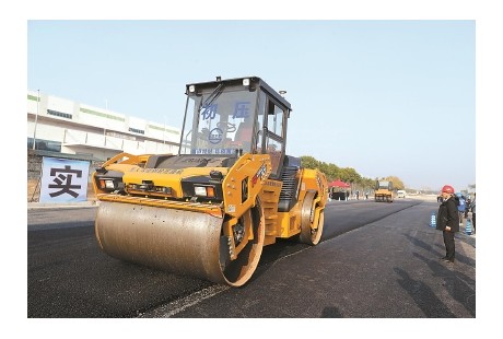 無(wú)人駕駛路面鋪裝設(shè)備首秀