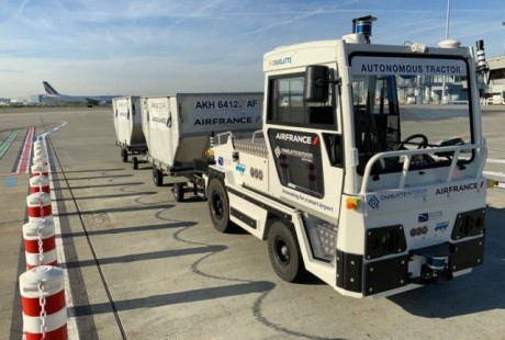 全球首次！法航測試無人駕駛行李拖車
