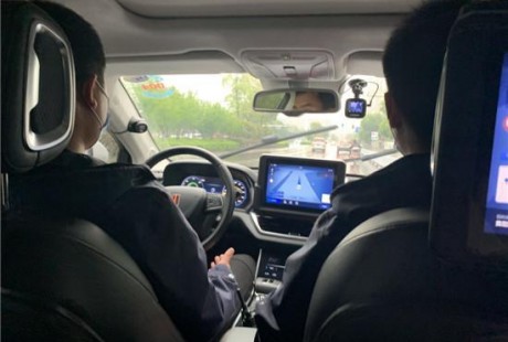 乘坐自動駕駛出租車是什么體驗？全程不踩剎車；自動識別障礙物