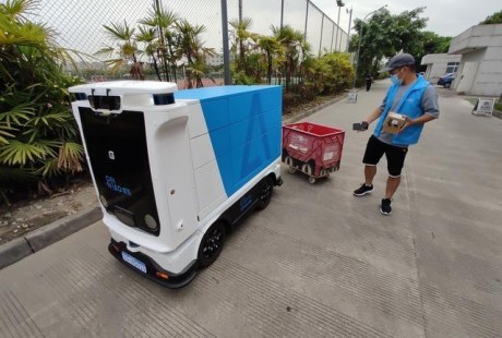 又萌又懂事!川大這輛小車無人駕駛,游走校園把快遞直送寢室樓下