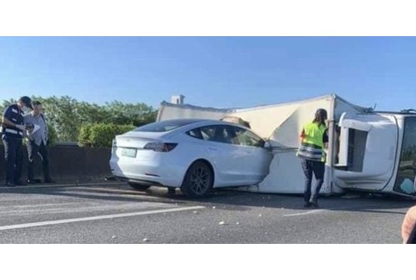 Model 3開(kāi)啟自動(dòng)駕駛系統(tǒng)后徑直撞向卡車