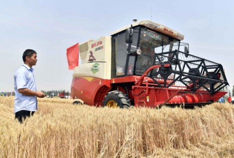 收割機(jī)“自動(dòng)駕駛” 農(nóng)機(jī)手輕松上陣