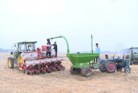 北斗導(dǎo)航無人駕駛 鄧州高粱種植用上“黑科技”