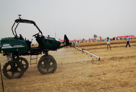 趙縣麥田里駛來(lái)無(wú)人駕駛收割機(jī)