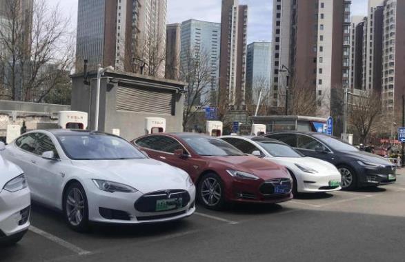 特斯拉推出軟件更新，讓其汽車攝像頭看到限速標志