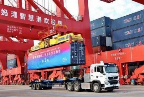 中國重汽無人駕駛集卡完成媽灣智慧港“第一箱”任務(wù)