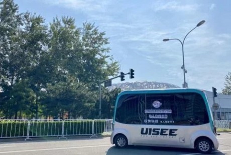 馭勢(shì)科技新一代無(wú)人駕駛小巴亮相服貿(mào)會(huì)