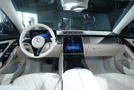 奔馳新版S級豪華轎車或?qū)⒓て饘ψ詣玉{駛技術(shù)的監(jiān)管