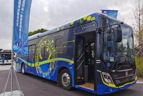 臨港新片區“無人駕駛公交”在滴水湖畔啟動測試，預計明年初運營