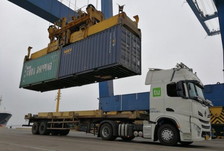 “無(wú)人駕駛集卡車”暢行梅山港區(qū)